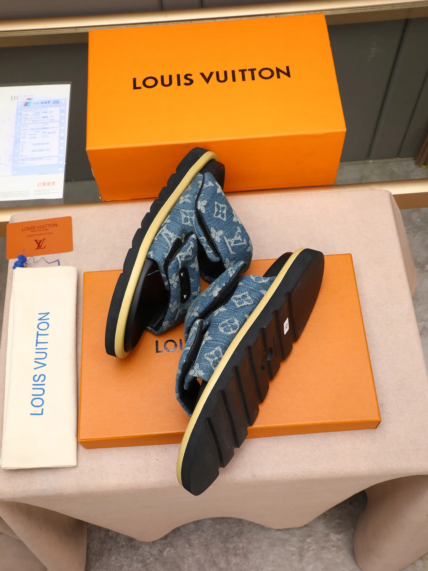 PP360 [LOUIS VUITTON] Louis Vuitton, LV printing, men's and women's slippers are on the market. The drawer box packaging comes with a cloth bag and a card. The upper pattern looks very soft and waxy, and it is a super versatile leg slimming tool. Fabric: imported denim/canvas/old fabric, LV hardware LOGO, official website pattern printing, comfortable to wear, feet: high-elastic PU water table. Sole: foam sole, heel height: about 5cm. Code number: 35-46, 35, 45, 46 are custom-made and non-returnable. Color: multiple colors and styles available.